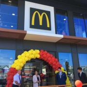 Franchisee Phil Lowndes with MS Janet Finch-Saunders, (then) mayor Harry Saville and MS Sam Rowlands at the new McDonald's in Llandudno when it opened in June 2021