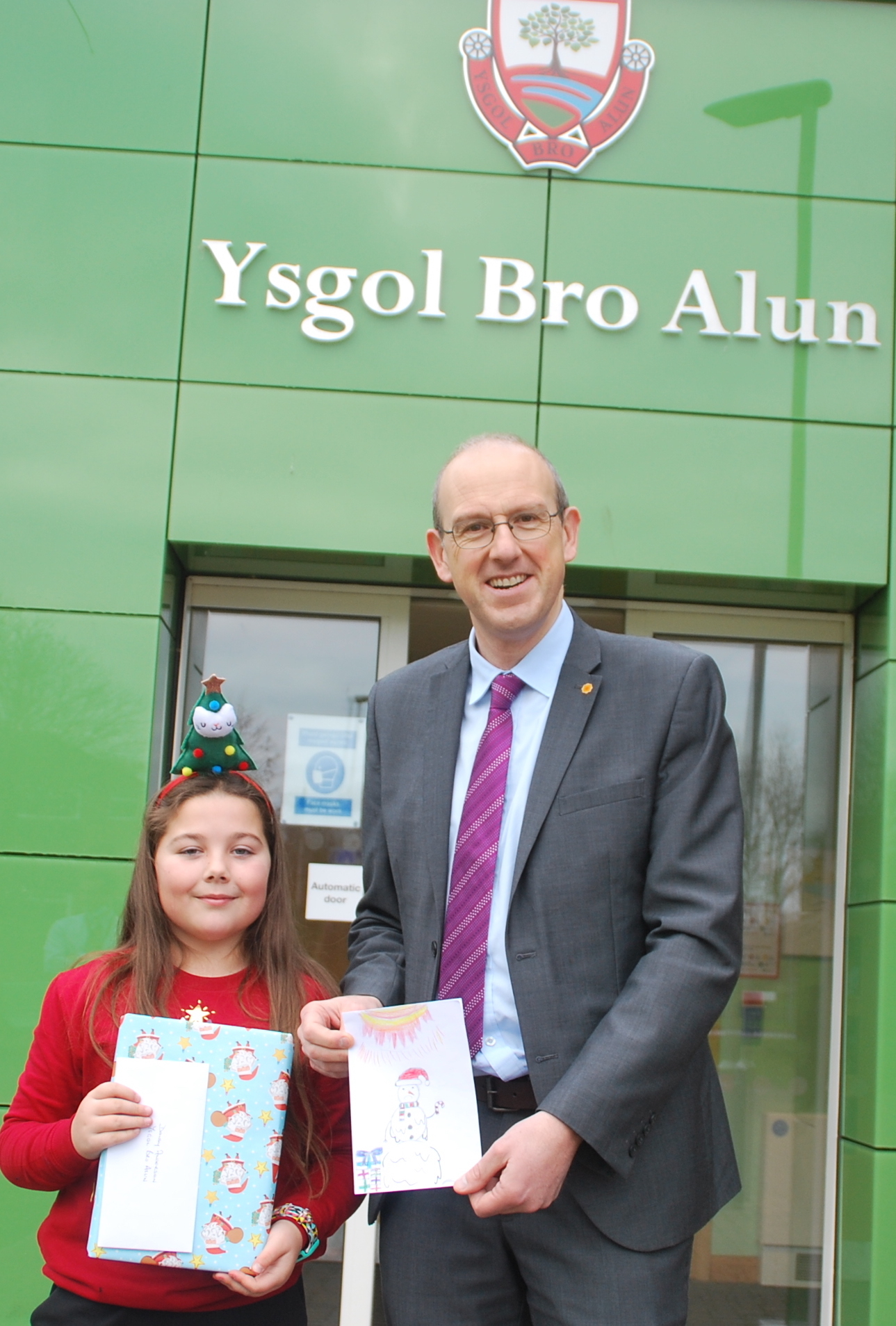 Daisy from Ysgol Bro Alyn with Plaid Cymru MS Llyr Gruffydd.