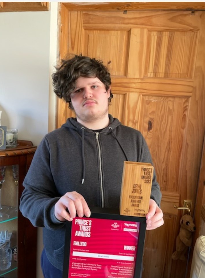 Dewi Jones, aged 17 from Denbighshire, who has Autistic Spectrum Disorder (ASD) has received a top award from The Prince’s Trust.