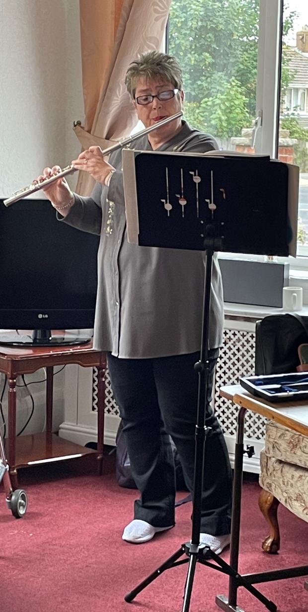 Rhyl Journal: Jacqui spiller fløyte på foreldrenes bursdagsfest.  Foto: Amy Webster